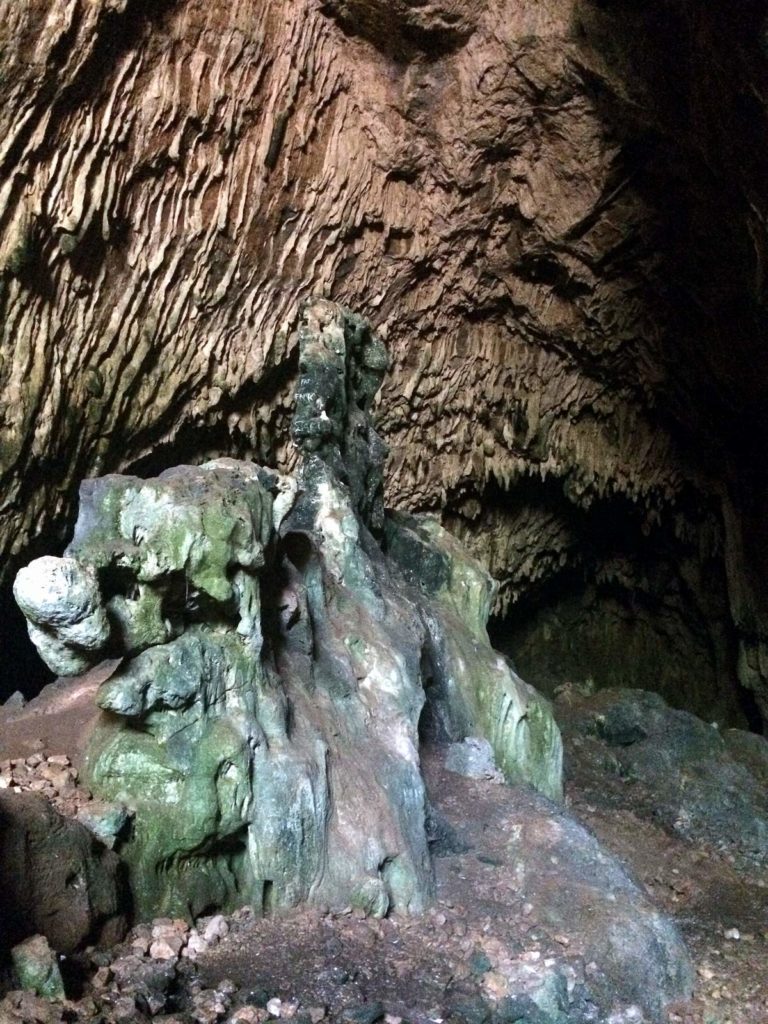 Громадные сталагмиты в центре пещеры Св. Параскевы на Крите.