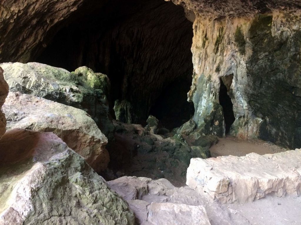 Боковая часть пещеры Св. Параскевы на Крите.